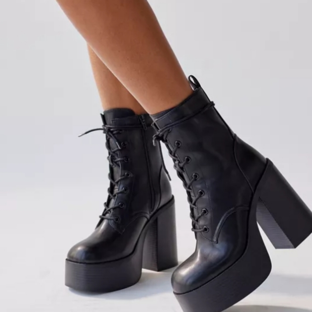 UO Noreen Platform Boots